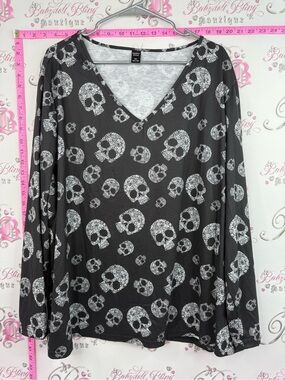 Emery rose shirt top Black Skull Print V-Neck Long Sleeve Top